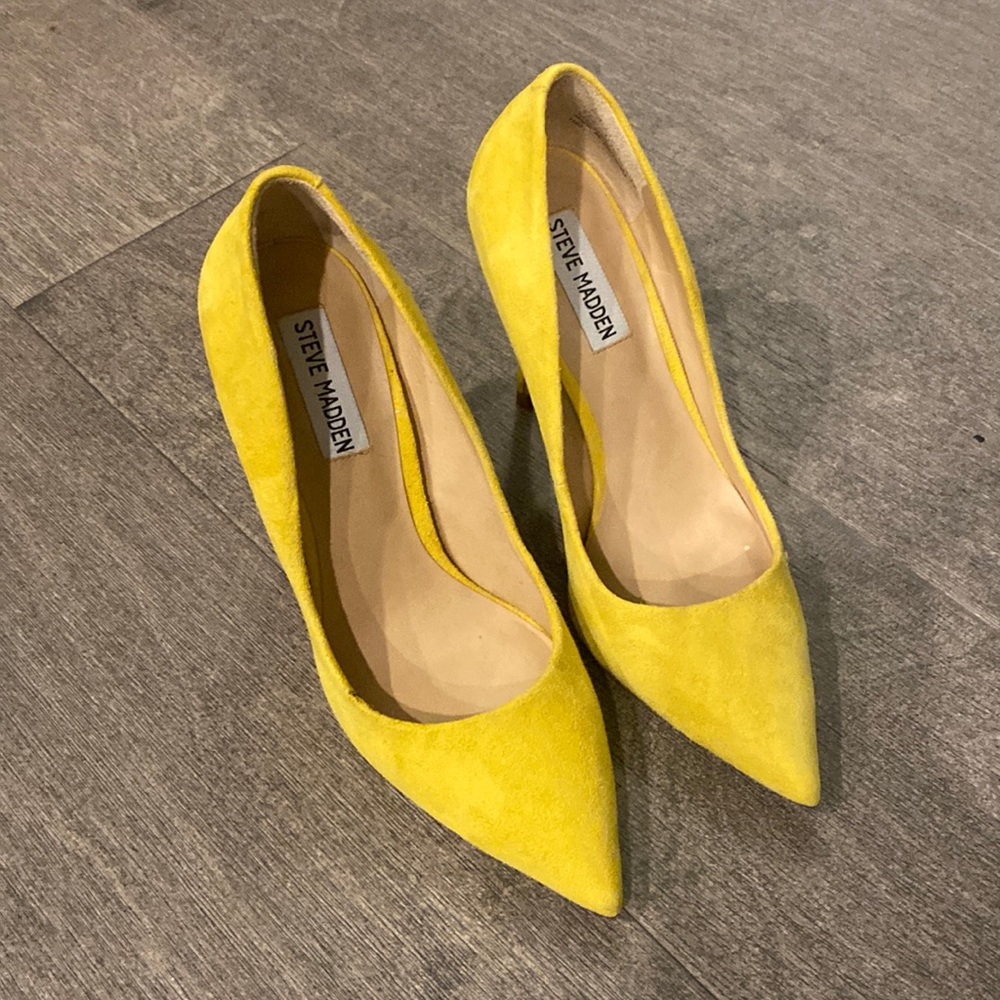 Steve Madden Yellow Suede Pump